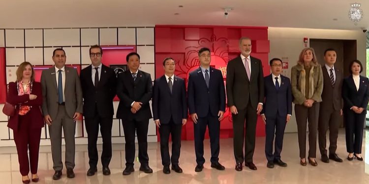 S.M. el Rey visita las instalaciones de INDRA en la torre de control automatizada de Shuangliu. Fuente: Casa Real