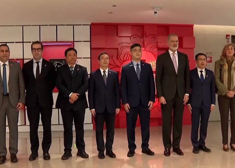 S.M. el Rey visita las instalaciones de INDRA en la torre de control automatizada de Shuangliu. Fuente: Casa Real