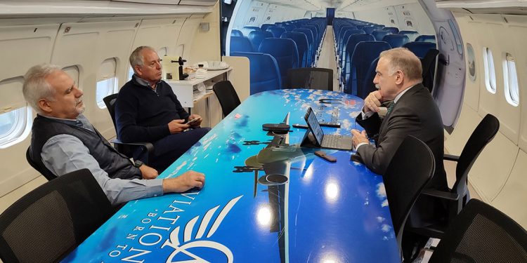 Francisco Castaño, gerente de Aviation Group, y José María Hernández, fundador y exgerente de CITHE, junto al senador por Melilla, Fernando Adolfo Gutiérrez Díaz de Otazu. Fuente: Aviation Group