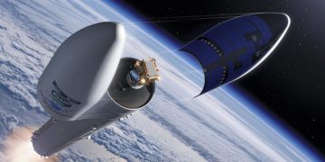 Vista artística de Copernicus Sentinel-1D en su lanzador Ariane 6 momentos después del lanzamiento del carenado. Fuente: ESA
