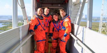 Los astronautas de la Nasa Reid Wiseman, Victor Glover y Christina Koch y al astronauta de la CSA (Agencia Espacial Canadiense) Jeremy Hansen. Fuente: Nasa