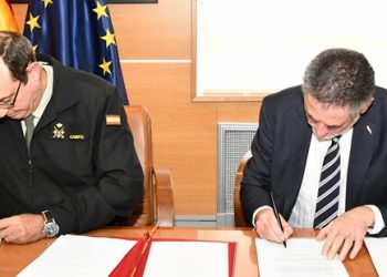 Miguel Ángel García Primo, director feneral de HisdeSAT (derecha), y el Teniente General Enrique Campo Loarte, director general del INTA (izquierda). Fuente: INTA