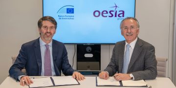 De izquierda a derecha, Antonio Lorenzo, jefe de la División de Financiación para Empresas de España y Portugal del BEI, y Luis Furnells, presidente Ejecutivo de Grupo Oesía. Fuente: Grupo Oesía