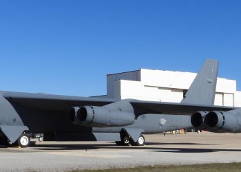 El primer B-52 con radar mejorado fue trasladado con éxito a la Base Aérea Edwards. Fuente: Boeing