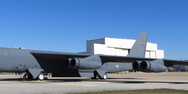 El primer B-52 con radar mejorado fue trasladado con éxito a la Base Aérea Edwards. Fuente: Boeing
