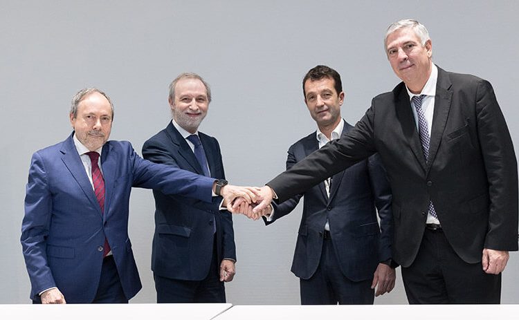 De izquierda a derecha, el director general de Defensa y Seguridad de GMV, Manuel Pérez Cortés; el CEO de GMV, Jesús B. Serrano, el presidente ejecutivo de Indra Group, Ángel Escribano, y su consejero delegado, José Vicente de los Mozos. Fuente: Indra