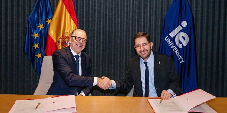 De izquierda a derecha, Josef Aschbacher y Manuel Muñiz. Fuente: ESA