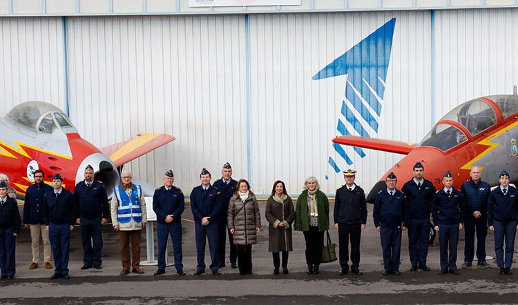 La ministra de Defensa, Margarita Robles, ha visitado el Museo de Aeronáutica y Astronáutica de la Base Aérea de Cuatro Vientos. Fuente: Ministerio de Defensa