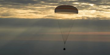 La nave Soyuz MS-26 se ve aterrizando el 20 de abril de 2025. Fuente: Nasa/ Bill Ingalls