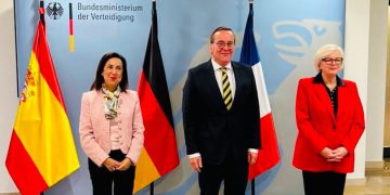Los ministros de Defensa de Alemania, Boris Pistorius (centro); Catherine Vautrin, de Francia (derecha); y Margarita Robles, de España (izquieda). Fuente: Ministerio de Defensa