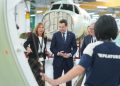 Victoria Vallecillos Gómez, directora general de Pilatus Ibérica, y Juan Manuel Moreno, presidente de la Junta de Andalucía, durante la inauguración. Fuente: Junta de Andalucía