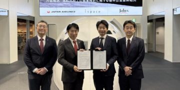 De izquierda a derecha, Hiroki Haraikawa, director de la Junta y vicepresidente del Departamento de Marketing y Ventas de JAL Engineering; Takao Suzuki, director ejecutivo y vicepresidente Senior de Innovación de Japan Airlines; Takeshi Hakamada, fundador y CEO de ispace; y Hidebumi Mori, director ejecutivo y presidente de la Unidad de Aviación y Aeropuertos de JALUX. Fuente: Ispace