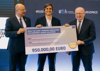 Adrià Argemí (c), CEO de Pangea, recibiendo el premio de manos de Andrius Kubilius (d) y Christophe Grudler (i).