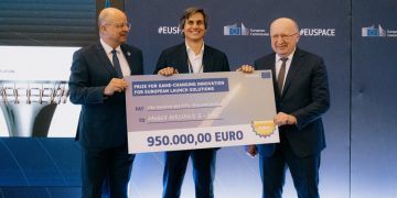 Adrià Argemí (c), CEO de Pangea, recibiendo el premio de manos de Andrius Kubilius (d) y Christophe Grudler (i).