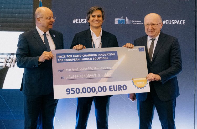 Adrià Argemí (c), CEO de Pangea, recibiendo el premio de manos de Andrius Kubilius (d) y Christophe Grudler (i).