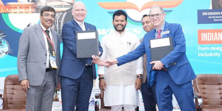 Campbell Wilson, CEO y director general de Air India, y Paul Righi, vicepresidente de ventas comerciales y marketing de Boeing para Eurasia, India y el sur de Asia, en Wings India 2026 con el ministro de Aviación Civil de la India, Kinjarapu Ram Mohan Naidu. Fuente: Air India