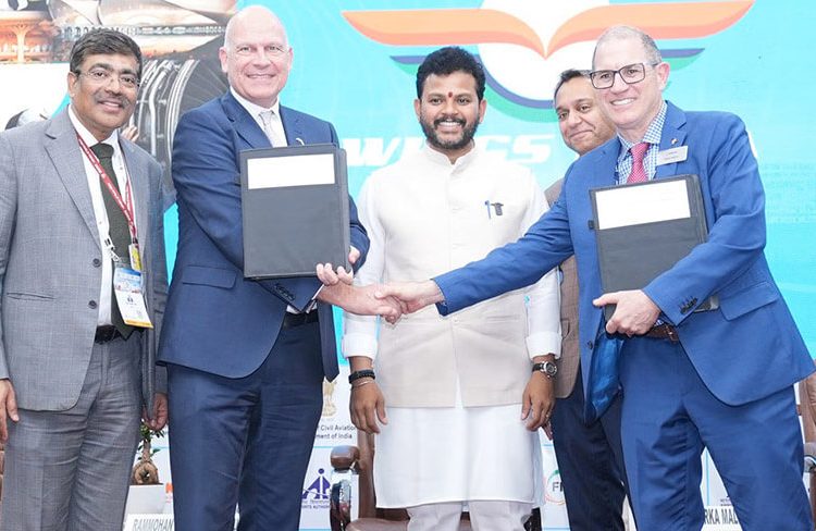 Campbell Wilson, CEO y director general de Air India, y Paul Righi, vicepresidente de ventas comerciales y marketing de Boeing para Eurasia, India y el sur de Asia, en Wings India 2026 con el ministro de Aviación Civil de la India, Kinjarapu Ram Mohan Naidu. Fuente: Air India