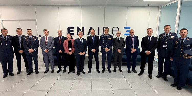 Visita del JEMA, con el general Francisco Braco Carbo y el director general de ENAIRE, Enrique Maurer. Fuente: ENAIRE.