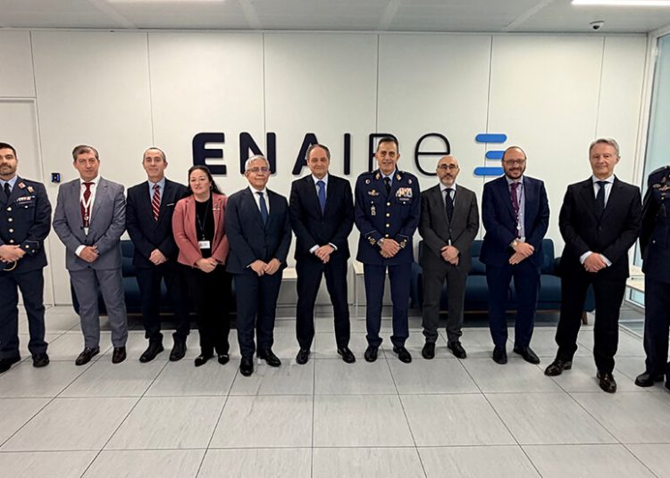 Visita del JEMA, con el general Francisco Braco Carbo y el director general de ENAIRE, Enrique Maurer. Fuente: ENAIRE.