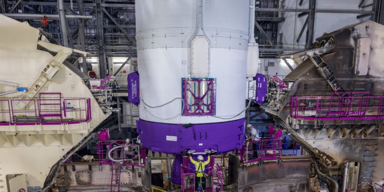 Ensamblaje del primer Ariane 6 con cuatro propulsores en el Puerto Espacial Europeo. Fuente: ESA