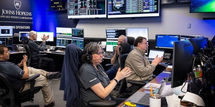 El 10 de enero, los controladores de vuelo y los miembros del equipo de la nave celebraron que IMAP completaba las últimas maniobras para posicionarse en el punto L1. Fuente: Nasa/Johns Hopkins APL/Princeton/Ed Whitman