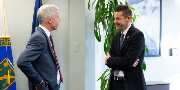 El secretario de Energía de EEUU, Chris Wright (izquierda) y el administrador de la Nasa, Jared Isaacman (derecha), se reúnen en la sede del Departamento de Energía en Washington. Fuente: Nasa/John Kraus