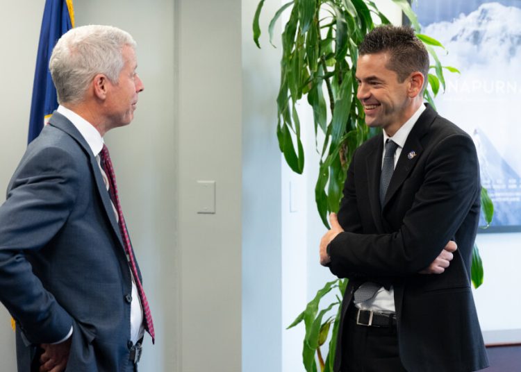 El secretario de Energía de EEUU, Chris Wright (izquierda) y el administrador de la Nasa, Jared Isaacman (derecha), se reúnen en la sede del Departamento de Energía en Washington. Fuente: Nasa/John Kraus