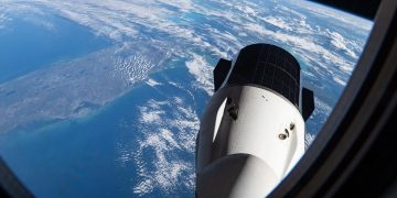 La nave SpaceX Dragon en la ISS orbitando sobre la Tierra. Fuente: Nasa