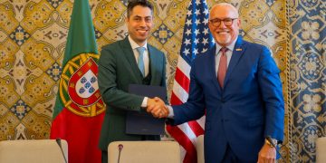 Hugo Costa, director ejecutivo de la Agencia Espacial Portuguesa, y el embajador de Estados Unidos en Portugal, John J. Arrigo, durante la firma de los Acuerdos Artemisa. Fuente: Nasa/Departamento de Estado de EEUU.