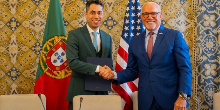 Hugo Costa, director ejecutivo de la Agencia Espacial Portuguesa, y el embajador de Estados Unidos en Portugal, John J. Arrigo, durante la firma de los Acuerdos Artemisa. Fuente: Nasa/Departamento de Estado de EEUU.