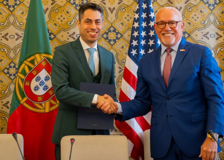 Hugo Costa, director ejecutivo de la Agencia Espacial Portuguesa, y el embajador de Estados Unidos en Portugal, John J. Arrigo, durante la firma de los Acuerdos Artemisa. Fuente: Nasa/Departamento de Estado de EEUU.