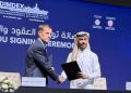 El CEO de GA-ASI, Linden Blue (izquierda), y el CEO de Barzan Holdings Group, Mohammed bin Bader Al-Sadah, firman un MOU durante el DIMDEX. Fuente: General Atomics