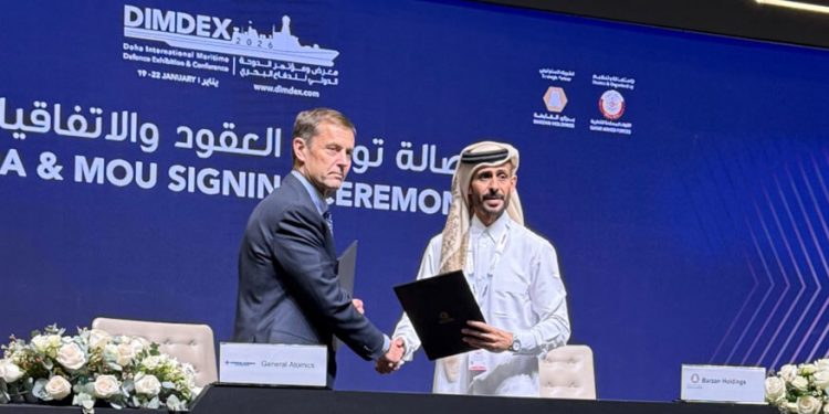 El CEO de GA-ASI, Linden Blue (izquierda), y el CEO de Barzan Holdings Group, Mohammed bin Bader Al-Sadah, firman un MOU durante el DIMDEX. Fuente: General Atomics