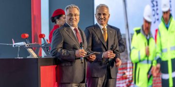 El ministro de Transporte e Infraestructura de la República de Turquía, Abdulkadir Uraloğlu, y el presidente de la Junta y del Comité Ejecutivo de Turkish Airlines, Ahmet Bolat. Fuente: Turkish Airlines