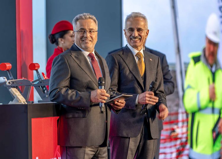 El ministro de Transporte e Infraestructura de la República de Turquía, Abdulkadir Uraloğlu, y el presidente de la Junta y del Comité Ejecutivo de Turkish Airlines, Ahmet Bolat. Fuente: Turkish Airlines