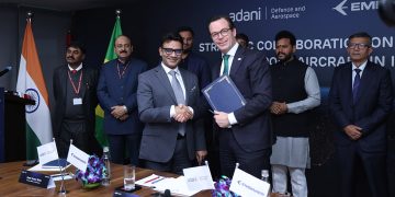 Arjan Meijer, presidente y director ejecutivo de Embraer Commercial Aviation, y Ashish Rajvanshi, presidente y director ejecutivo de Adani Defence & Aerospace. Fuente: Embraer