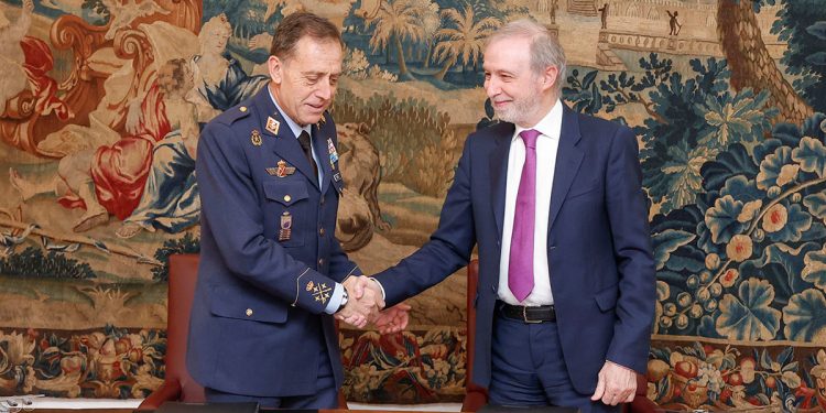 Acto de firma de convenio entre MINISDEF y GMV. Fuente: GMV.