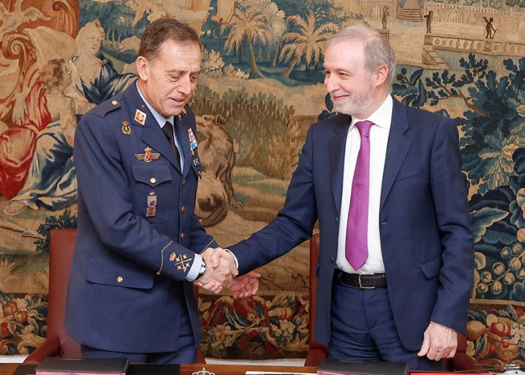 Acto de firma de convenio entre MINISDEF y GMV. Fuente: GMV.