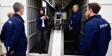 Diana Morant, durante su visita las instalaciones de Arkadia Space. Fuente: Ministerio de Ciencia