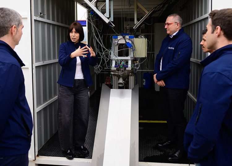 Diana Morant, durante su visita las instalaciones de Arkadia Space. Fuente: Ministerio de Ciencia
