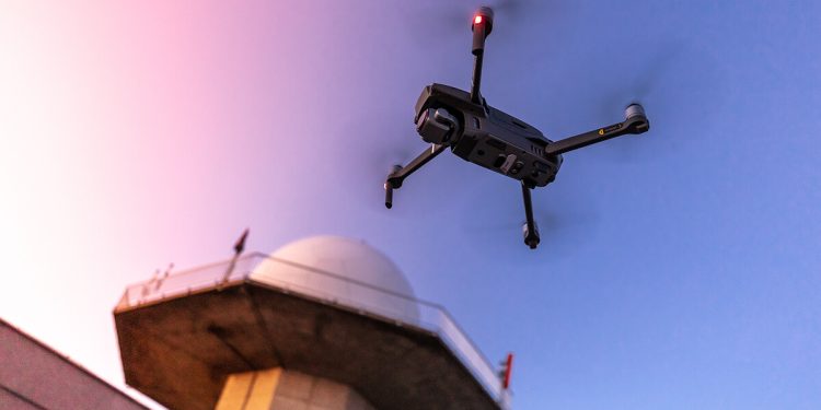 Dron volando cerca de un radar de ENAIRE. Fuente: ENAIRE