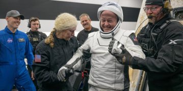 El astronauta de la Nasa Mike Fincke es ayudado a salir de la nave Dragon Endeavour de SpaceX. Fuente: Nasa/Bill Ingalls