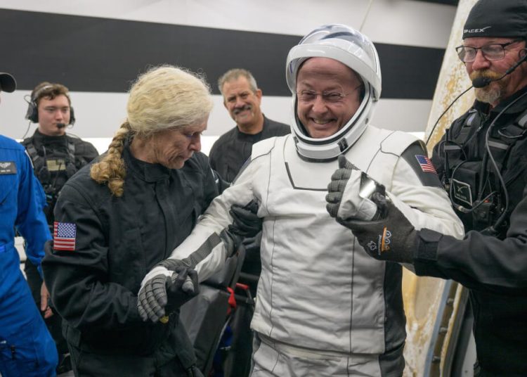 El astronauta de la Nasa Mike Fincke es ayudado a salir de la nave Dragon Endeavour de SpaceX. Fuente: Nasa/Bill Ingalls