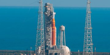 El cohete Artemis II SLS (Sistema de Lanzamiento Espacial) de la NASA, con la nave Orion sobre un lanzador móvil. Fuente: Nasa/Jim Ross