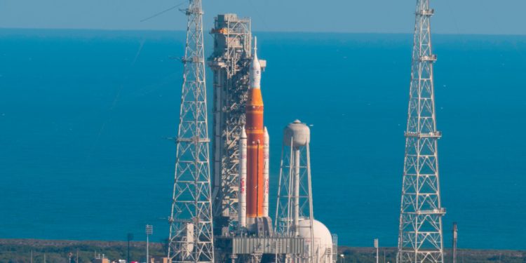 El cohete Artemis II SLS (Sistema de Lanzamiento Espacial) de la NASA, con la nave Orion sobre un lanzador móvil. Fuente: Nasa/Jim Ross