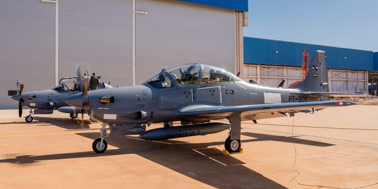 Embraer entrega los dos primeros A-29 Super Tucanos a la Fuerza Aérea Uruguaya. Fuente: Embraer.