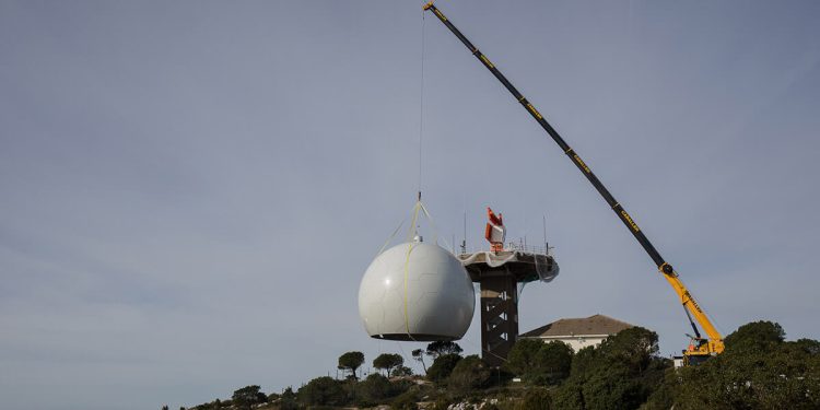 Izado del nuevo radomo del radar de ENAIRE en Begas. Fuente: ENAIRE.