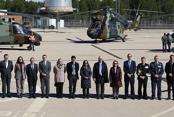 La ministra de Defensa se interesó en Los Llanos por el proceso de producción de los 100 helicópteros contratados. Fuente: Ministerio de Defensa