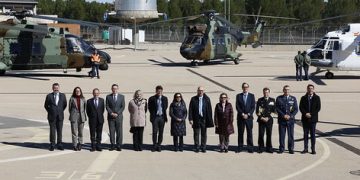 La ministra de Defensa se interesó en Los Llanos por el proceso de producción de los 100 helicópteros contratados. Fuente: Ministerio de Defensa
