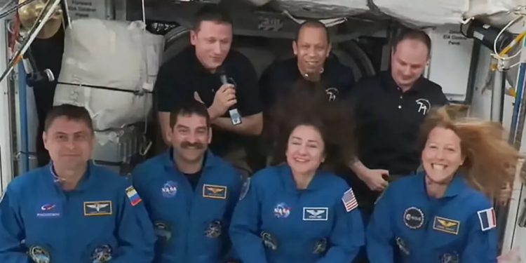 La nave Dragon y los cuatro astronautas llegaron el sábado a la ISS. Fuente: Nasa